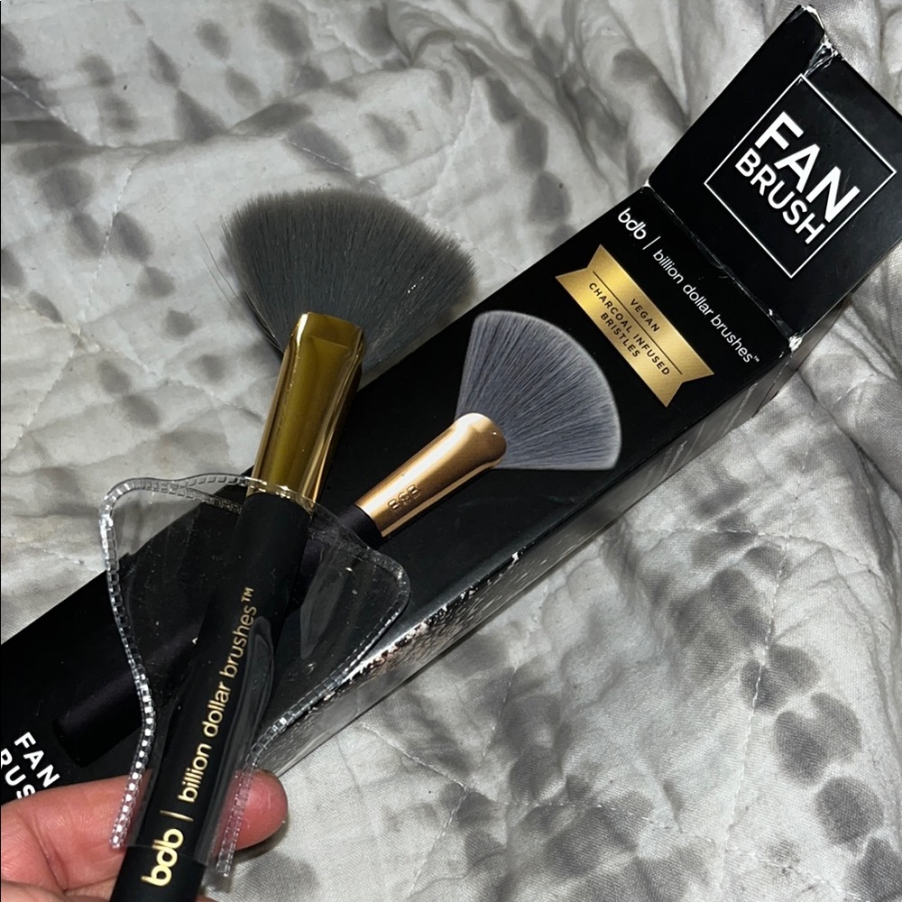 Billion Dollar Brushes Fan Brush - Black and Gold
